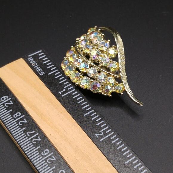 Vintage Aurora Borealis Rhinestone Leaf Brooch Gold Tone 1950s 1960s Pin - Picture 4 of 7